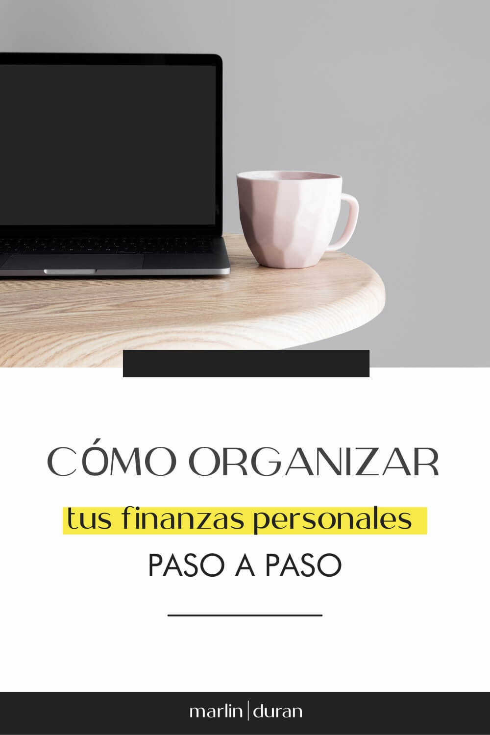 Una imagen vertical con el título cómo organizar tus finanzas personales paso a paso, con una imagen de una laptop y una taza de café rosada