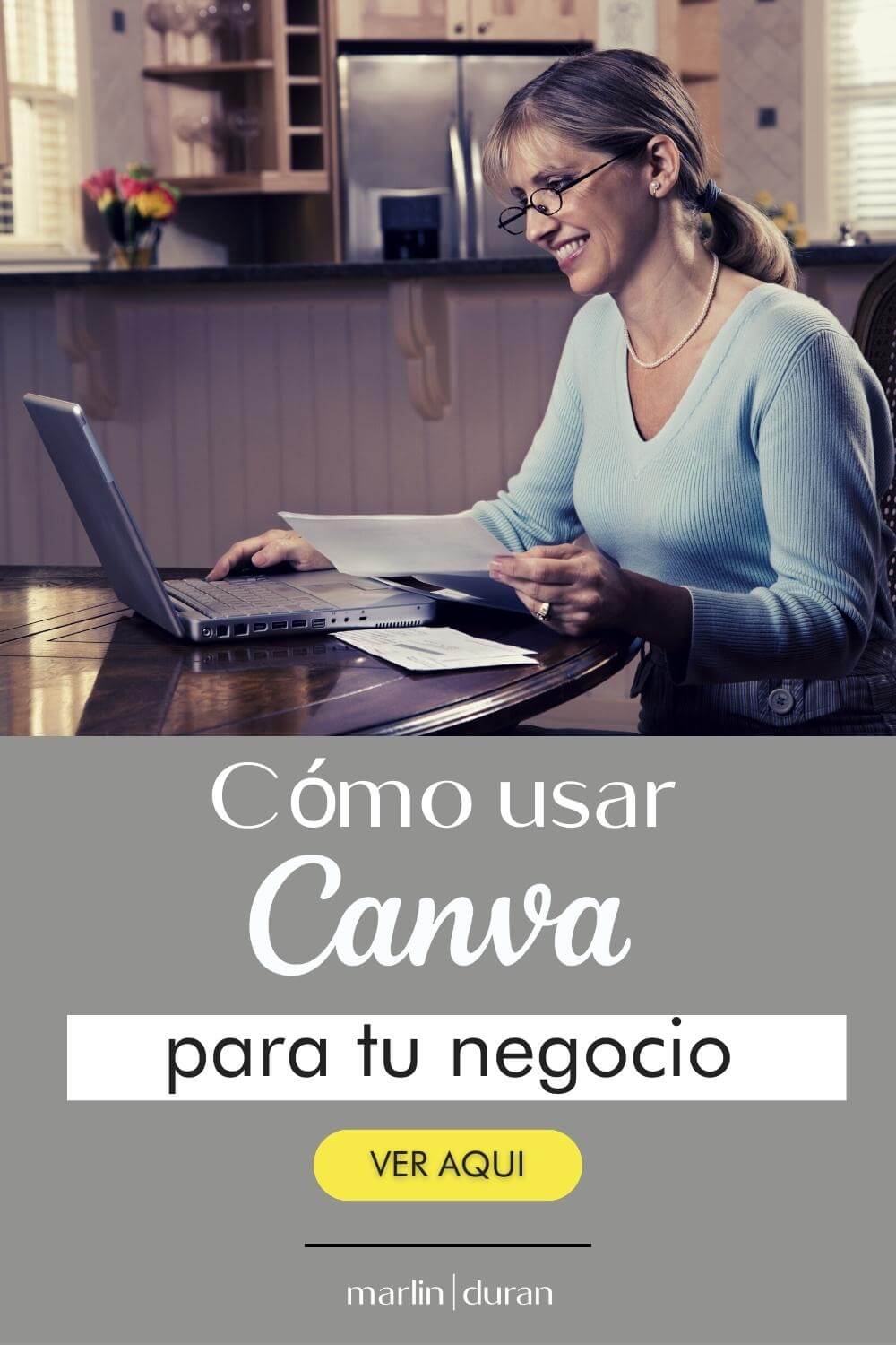 Una imagen vertical con el título 'cómo usar Canva para tu negocio' y una mujer adulta con lentes como imagen de fondo, viendo su computadora