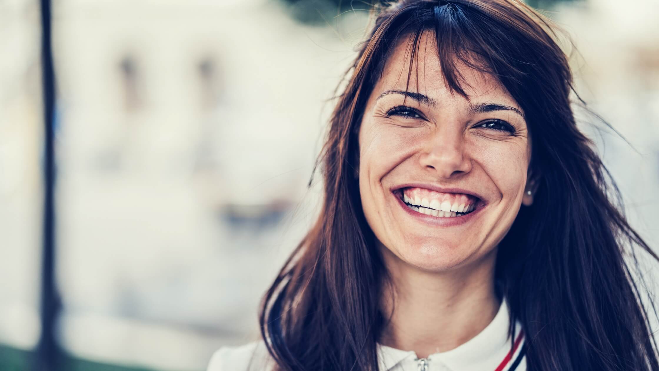 Mujer emprendedora sonriendo