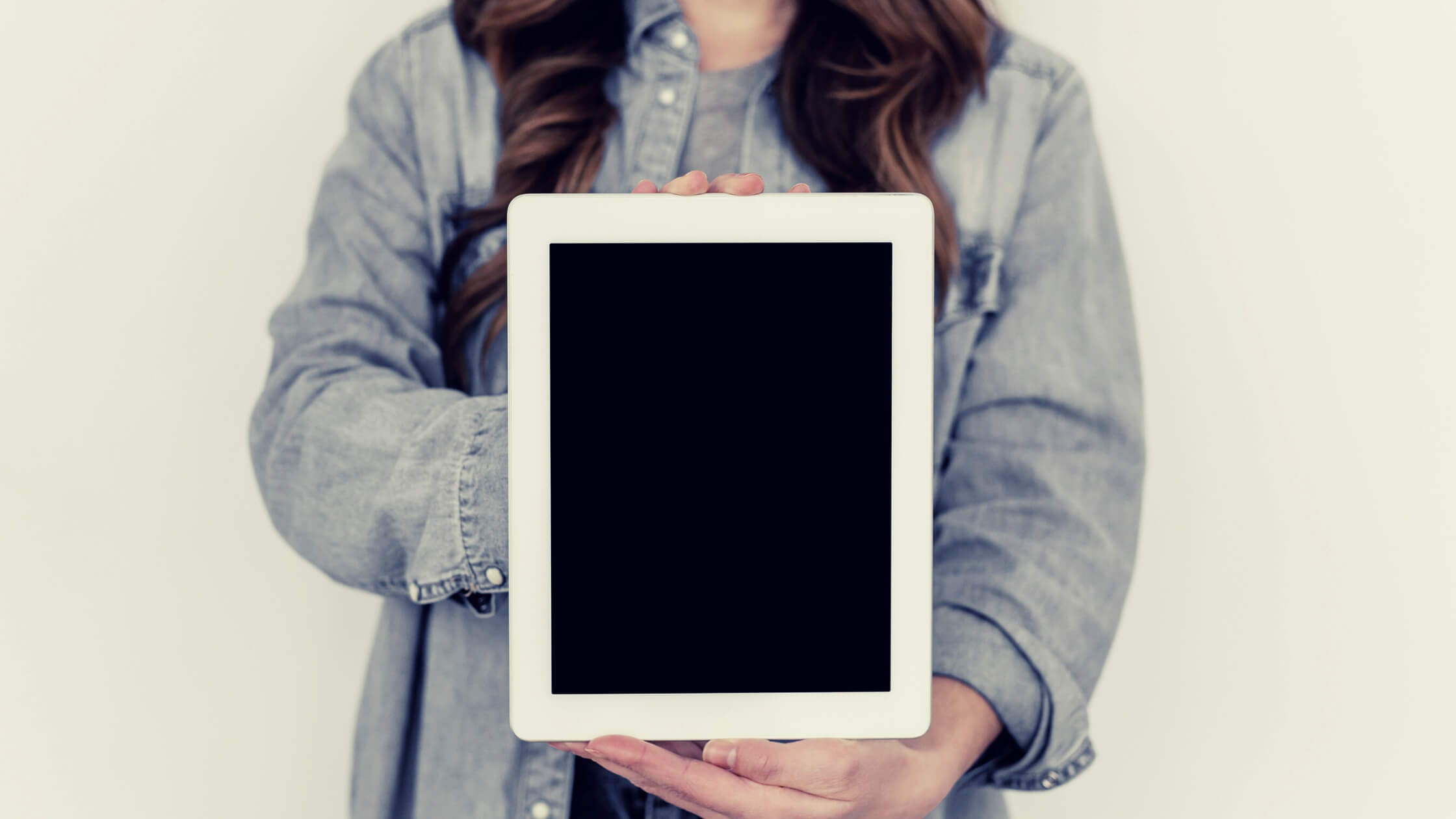 Silueta de una mujer mostrando una tablet