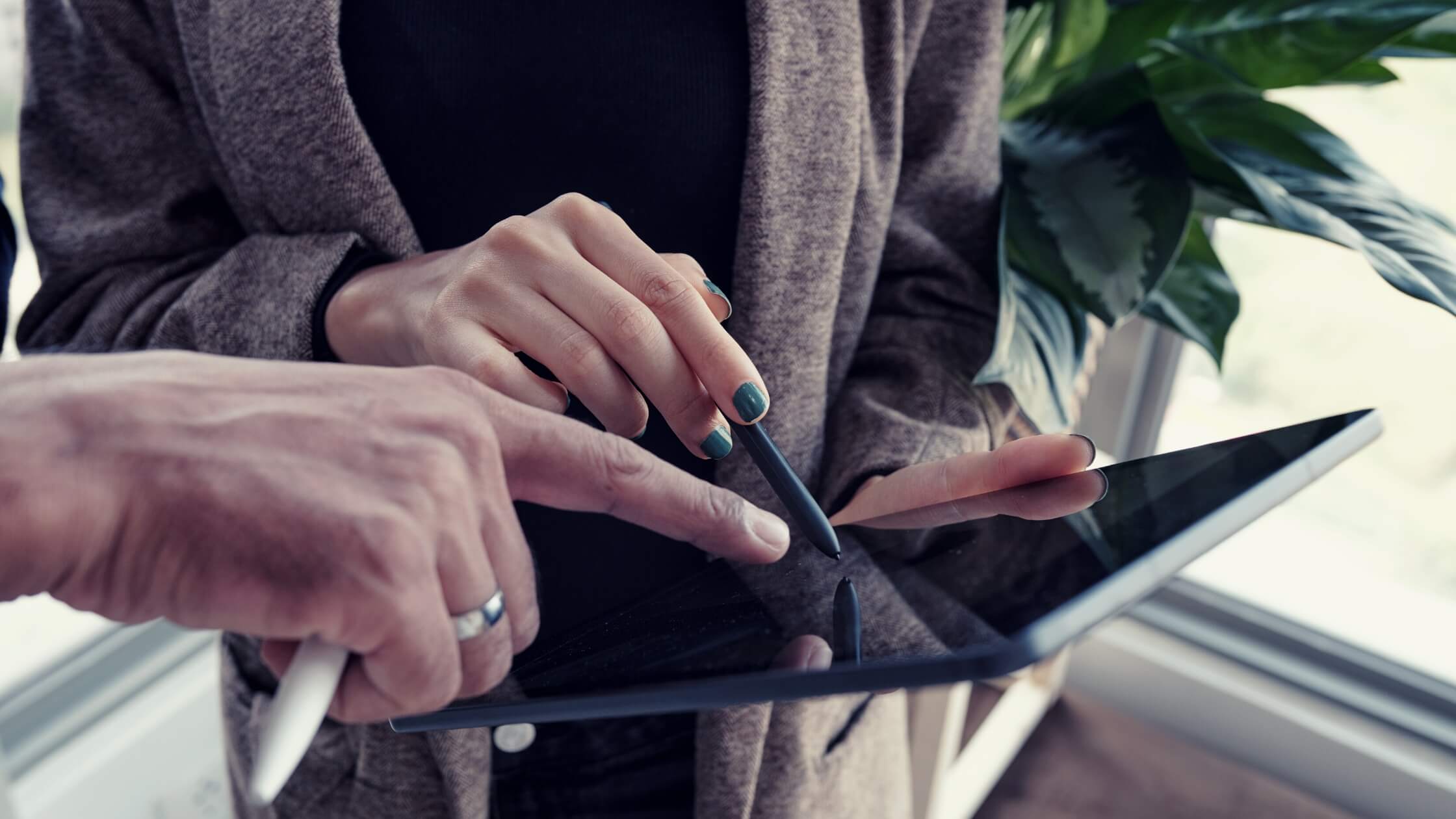 Persona eligiendo un logo en una tablet